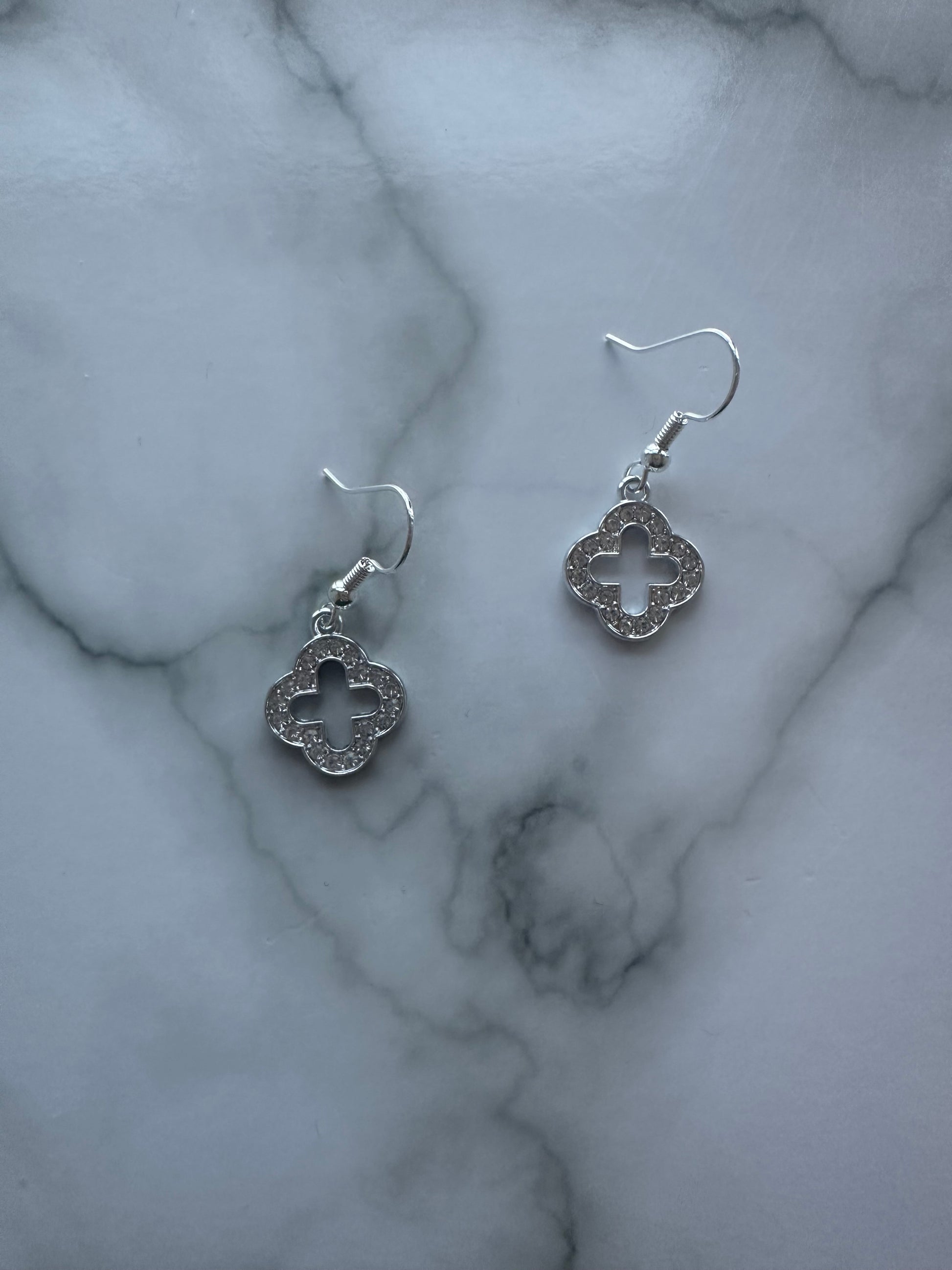 Simple and elegant silver earrings featuring an outline of the Alhambra motif – ideal for daily wear or special occasions.