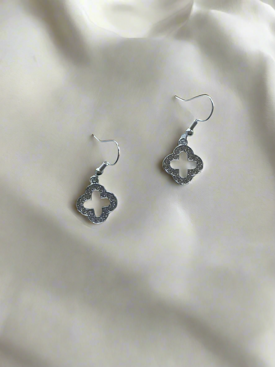 Silver earrings featuring an outline of the Alhambra shape